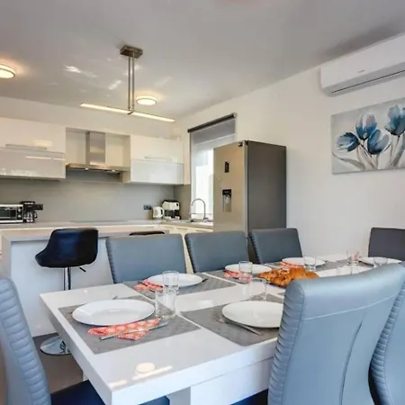 Grande T&d For 14 People Near With Sauna, Fitness & Heated Pool * プーラ