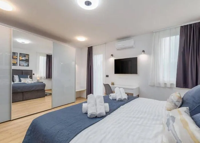 Grande T&d For 14 People Near With Sauna, Fitness & Heated Pool Vila